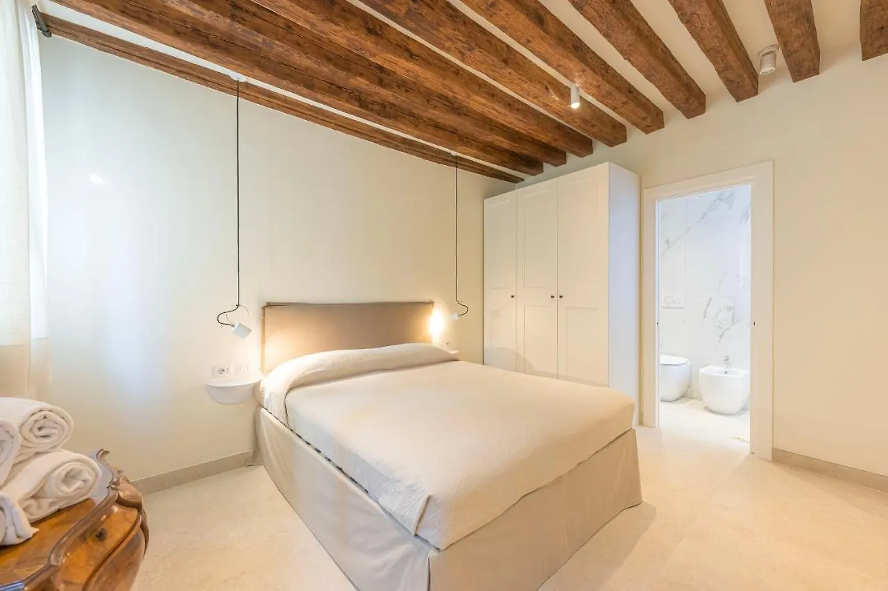 Grifalcon D'Oro - Venice City Center Apartmán